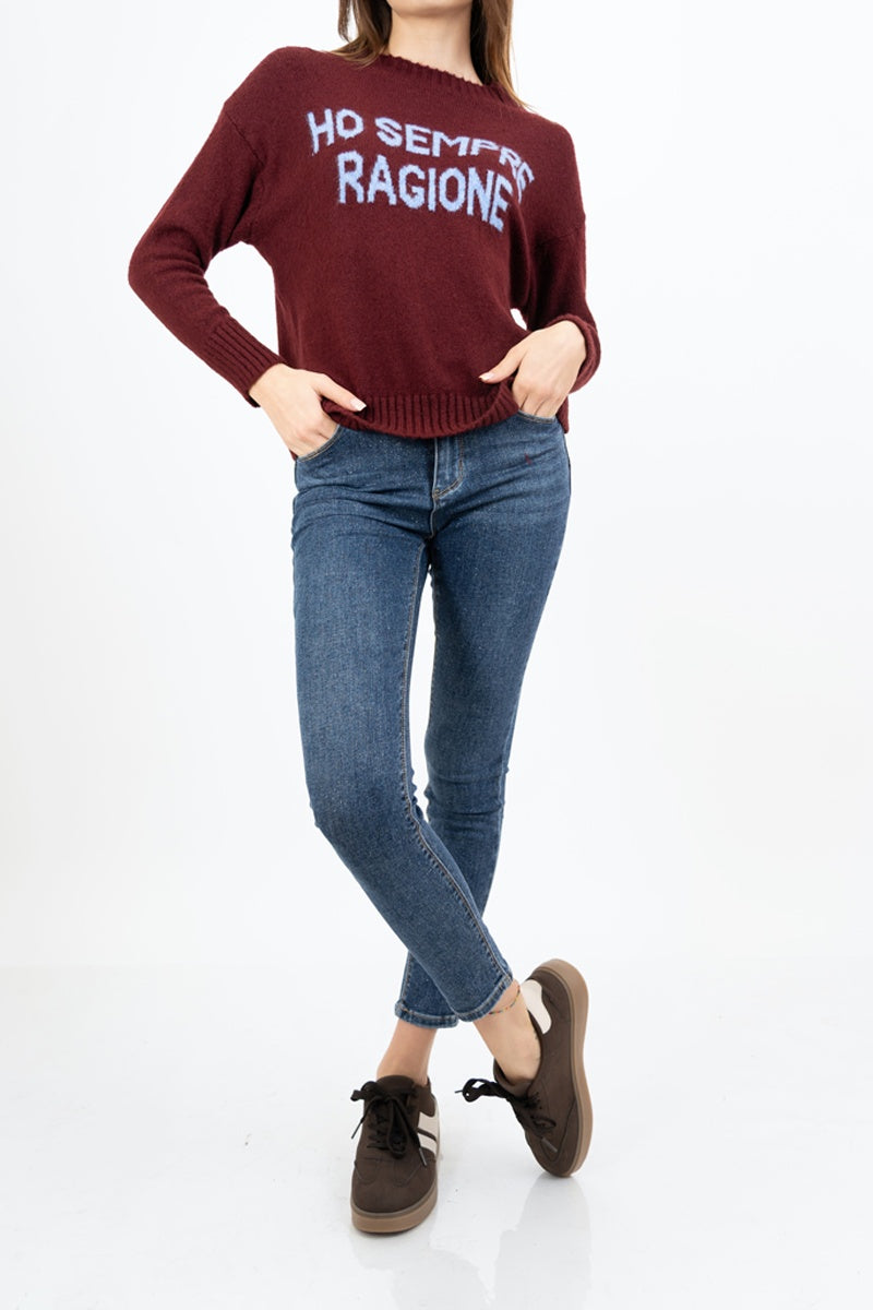 modella indossando Maglione girocollo con scritta “Ho sempre ragione” in misto lana Made in Italy colore