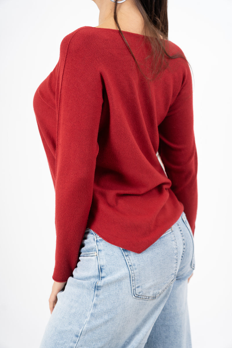 modella indossando Maglia SoftVibe in misto viscosa scollo a V colore