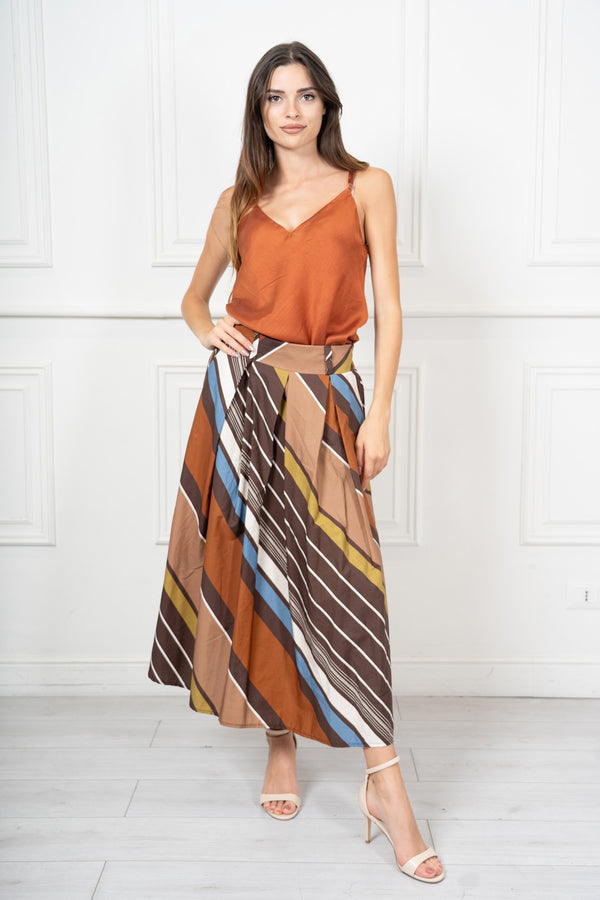 modella indossando Gonna Lunga in Cotone Fantasia Riviera colore Marrone Unica