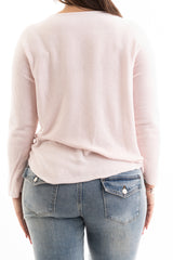 modella indossando Maglia over scollo V in misto viscosa con bordo pulito colore