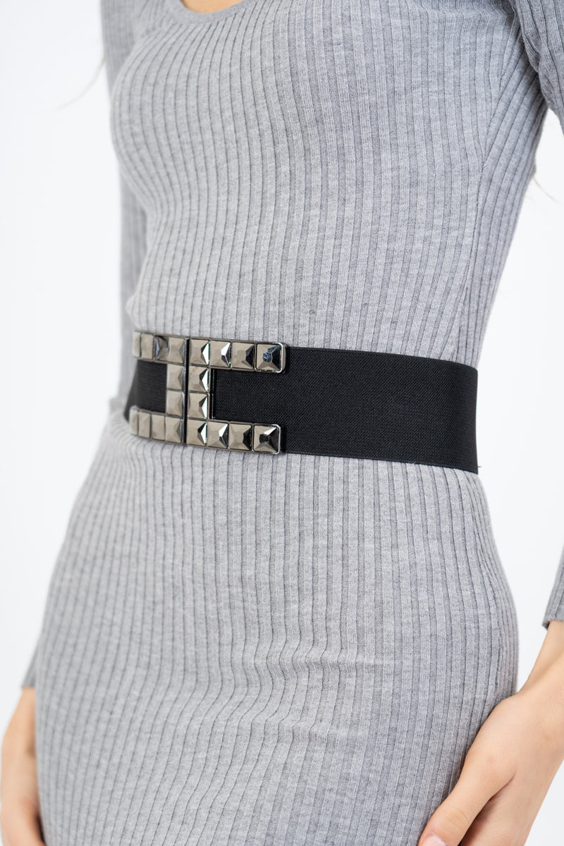 modella indossando Cintura elastica con fibbia gioiello borchiata colore