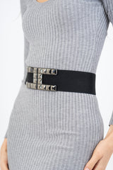 modella indossando Cintura elastica con fibbia gioiello borchiata colore