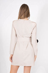 modella indossando Abito girocollo ampio con spalline e cinta colore