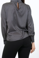 modella indossando Blusa in raso a pois con collo coreano e maniche arricciate colore