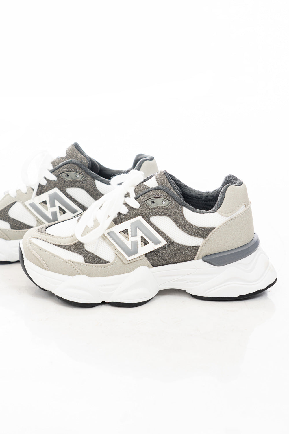 modella indossando Sneakers platform in mesh con inserti effetto suede e suola chunky colore