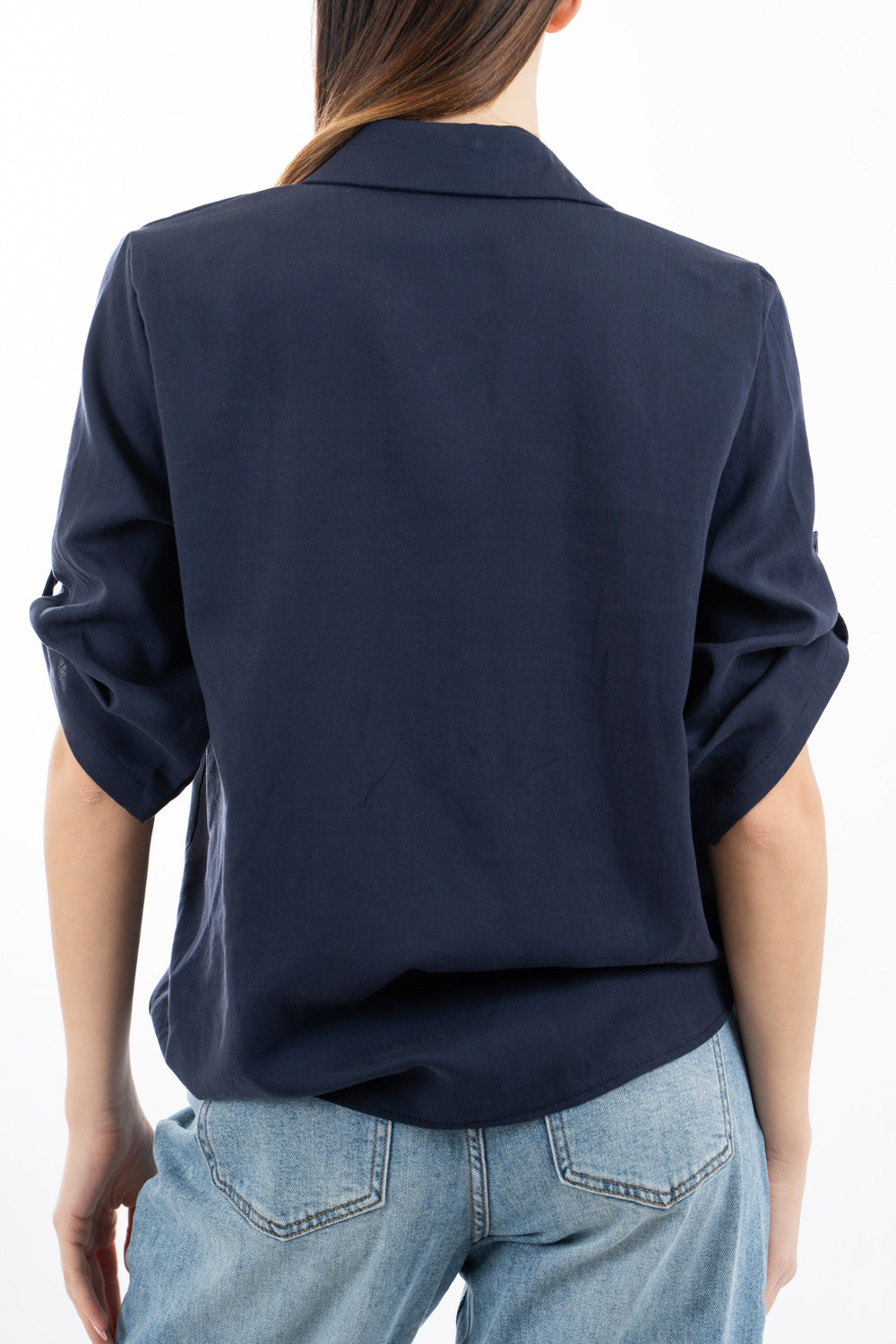 modella indossando Camicia in Tencel fluido con manica 3/4 regolabile e vestibilità morbida colore
