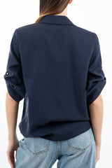 modella indossando Camicia in Tencel fluido con manica 3/4 regolabile e vestibilità morbida colore