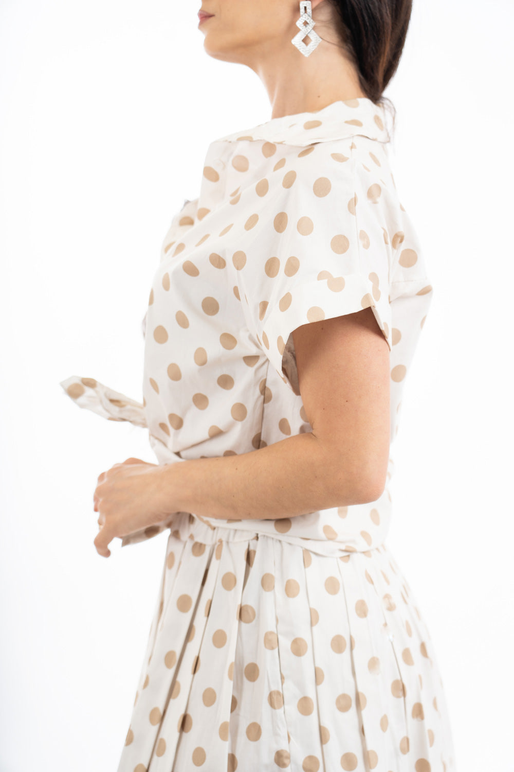 modella indossando Camicia a pois grandi in cotone con manica risvoltata e linea morbida colore