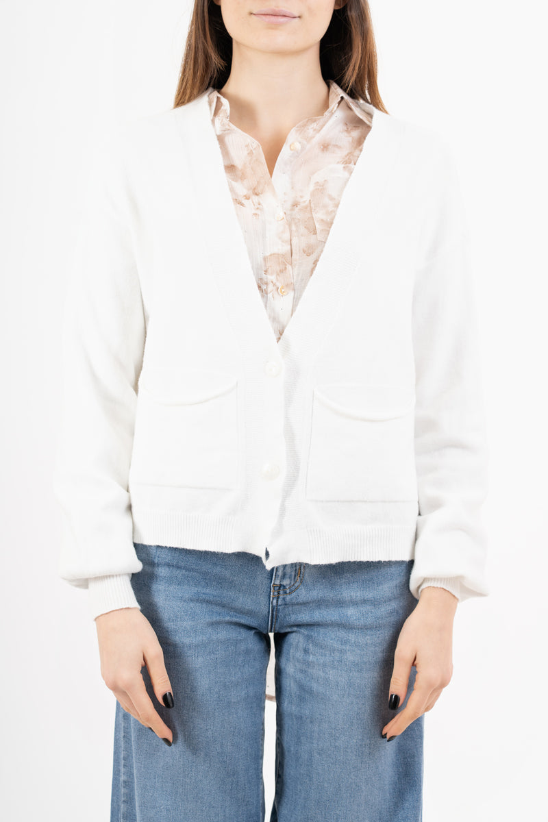 modella indossando Cardigan ampio con scollo a V e maniche a palloncino colore Bianco Unica