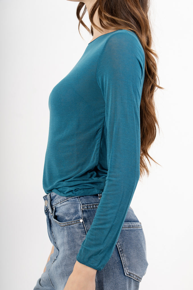 modella indossando Maglia SoftCash in misto viscosa e cashmere colore