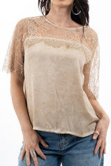 modella indossando Maglia over in viscosa con inserti in pizzo floreale colore