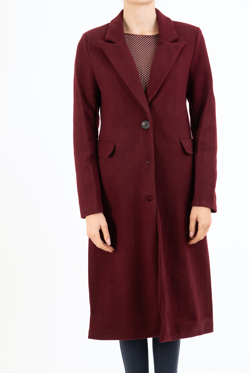 modella indossando Cappotto Wine Touch monopetto in panno colore