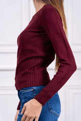modella indossando Maglia Solenne scollo spalle colore