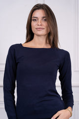 modella indossando Maglia Calista scollo quadrato colore Blu Unica