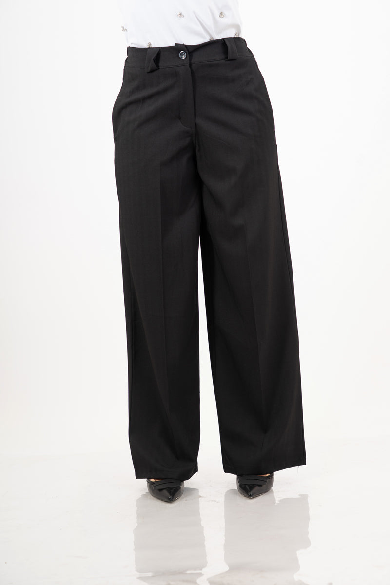 modella indossando Pantalone dritto rigato spinato nero colore