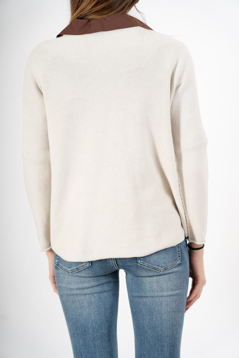 modella indossando Maglia over con scollo a V e orlo stondato in viscosa colore