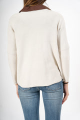 modella indossando Maglia over con scollo a V e orlo stondato in viscosa colore