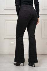 modella indossando Jeans Marlow Nero colore