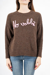 modella indossando Maglione girocollo “No vabbè” in misto lana ricamato colore Marrone-Fucsia Unica