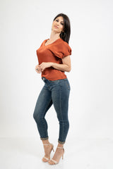 modella indossando Blusa effetto raso cangiante con scollo V e manica con cucitura interna colore