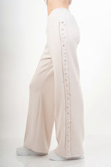 modella indossando Completo tuta con applicazioni gioiello e pantalone palazzo colore