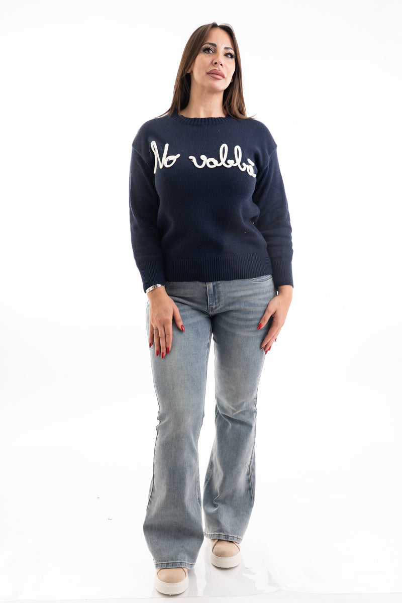 modella indossando Maglia over misto cotone con scritta ricamata “No Vabbé” colore