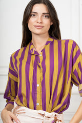 modella indossando Camicia in Cotone Leggero a Righe Bicolore Made in Italy colore Viola-Lime Unica