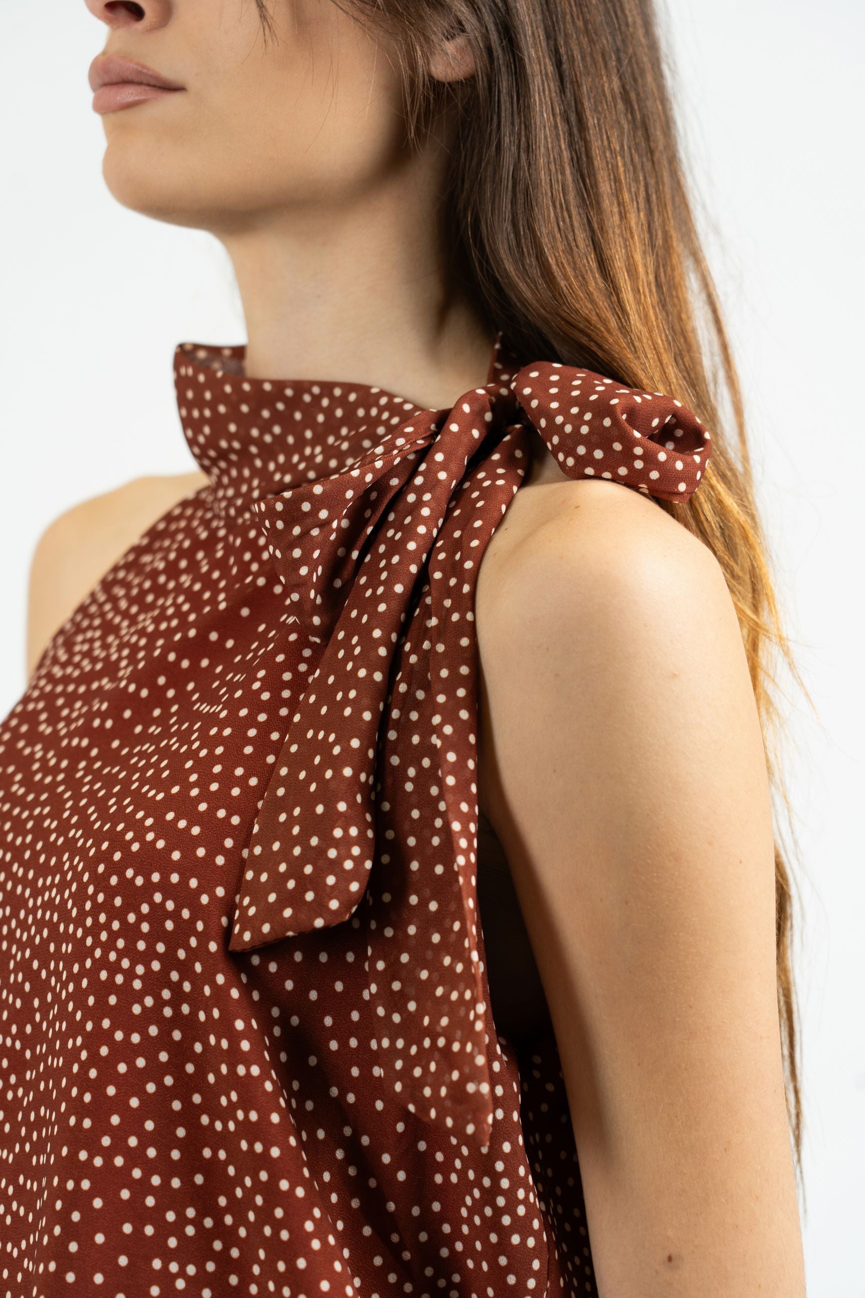 Abito pois con scollo all’americana e balze.