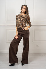 modella indossando Jeans Perla Marrone colore