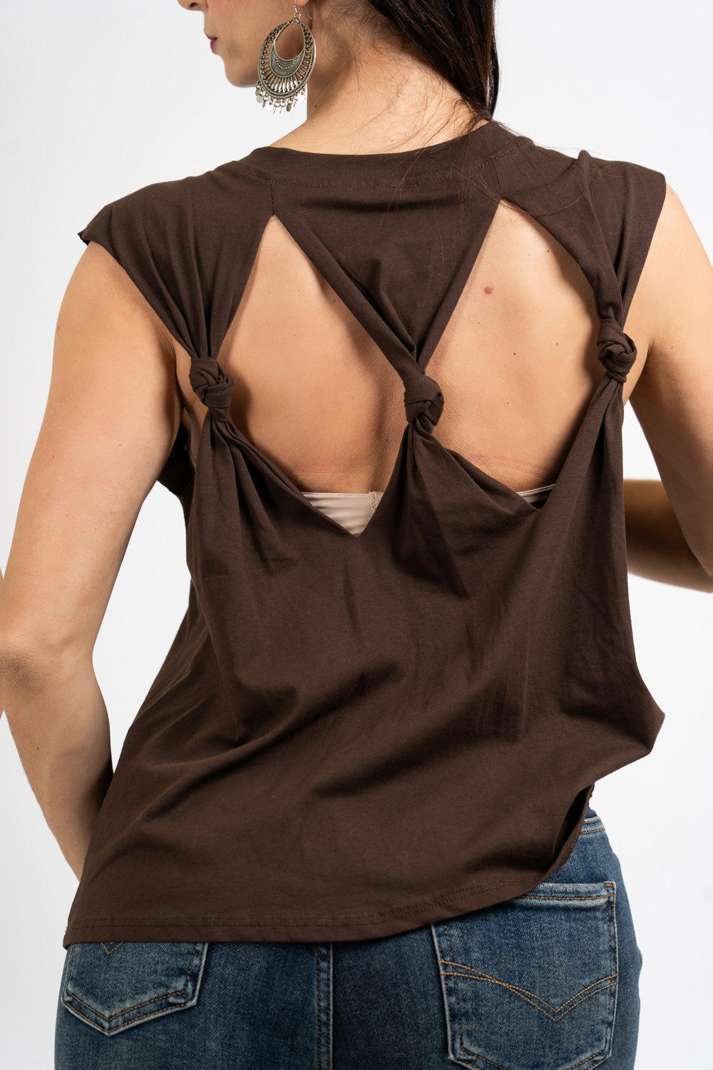 T-shirt smanicata con fiore applicato e schiena cut-out.