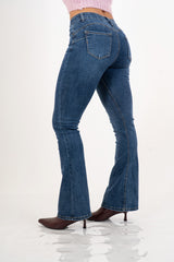 Jeans push-up elasticizzato a zampa lavaggio medio