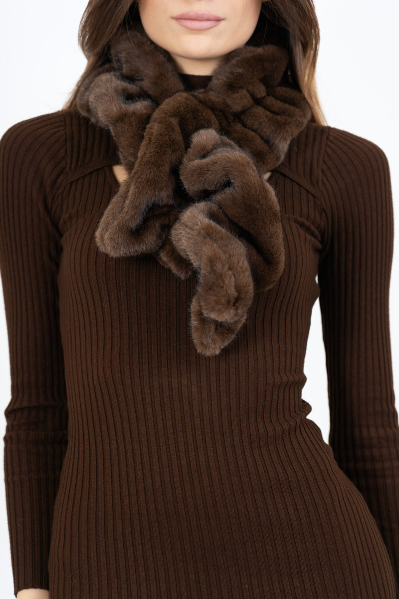 modella indossando Sciarpa in eco pelliccia drappeggiata con asola colore Marrone Unica