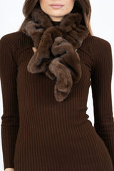 modella indossando Sciarpa in eco pelliccia drappeggiata con asola colore Marrone Unica