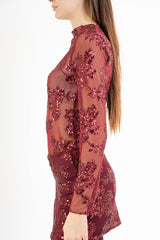 modella indossando Maglia in microrete con paillettes tono su tono colore