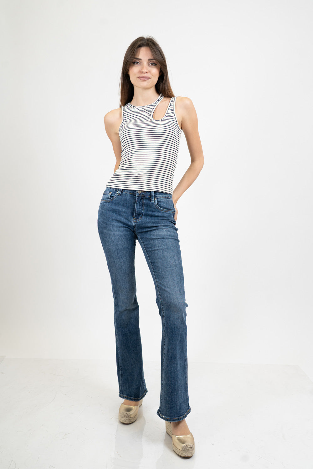 Top donna a costine elastiche con apertura asimmetrica sulla spalla.