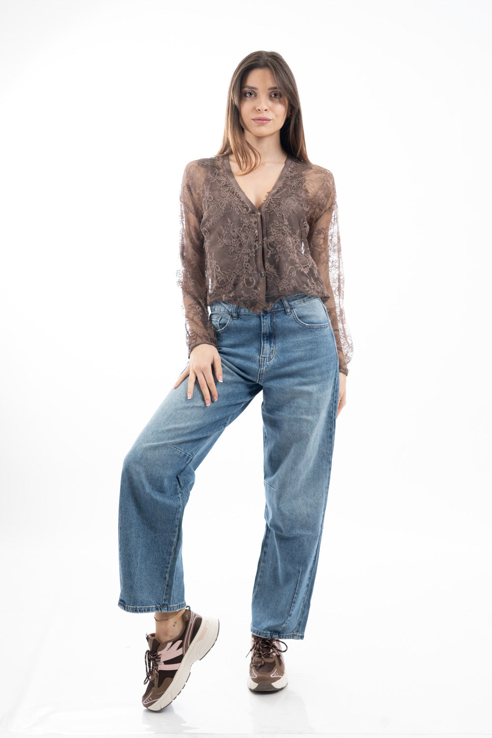 modella indossando Jeans slouchy in denim con gamba morbida e pinces al ginocchio colore