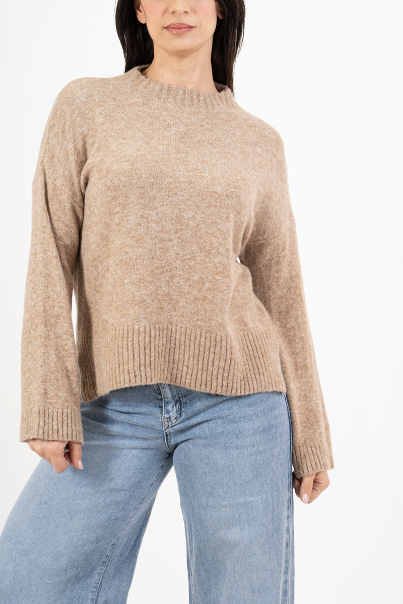 modella indossando Maglione over girocollo con fondo asimmetrico e spacchi laterali colore