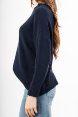 modella indossando Maglia girocollo morbida a spalla scesa in filato caldo colore