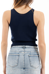 modella indossando Top smanicato in maglia di viscosa con fondo a costina colore