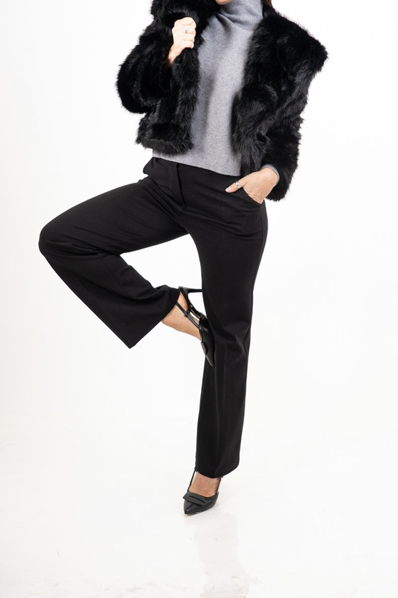 modella indossando Pantalone Punto Milano elasticizzato vita sartoriale - Nero colore Nero