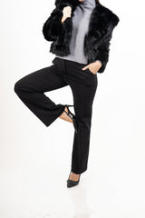 modella indossando Pantalone Punto Milano elasticizzato vita sartoriale - Nero colore Nero