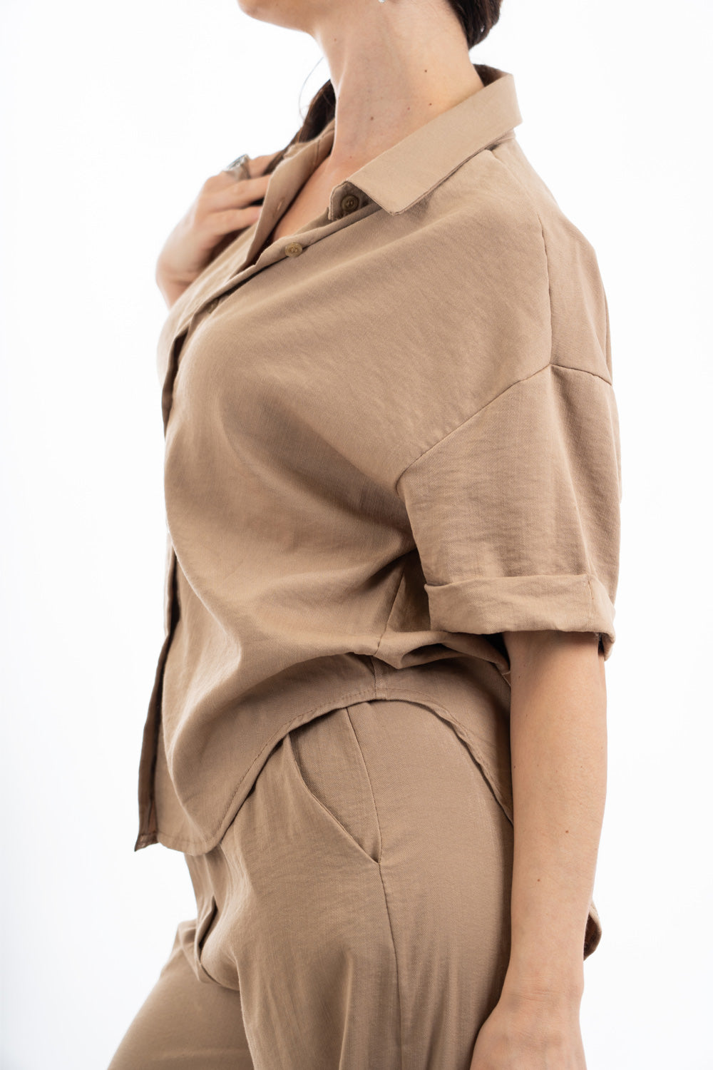 modella indossando Camicia over in viscosa effetto naturale con fondo asimmetrico colore