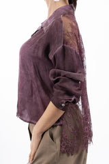 modella indossando Camicia corta in viscosa con retro in pizzo trasparente colore Prugna Unica