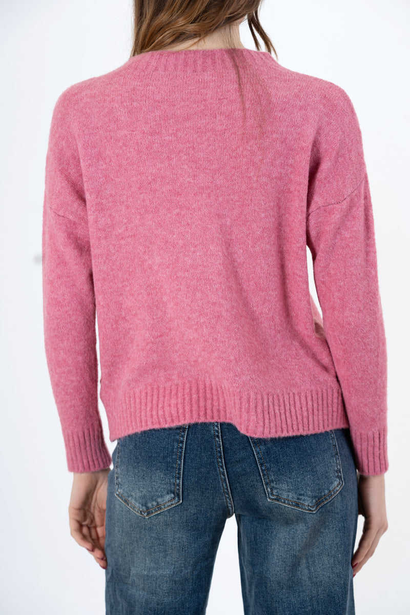 modella indossando Maglione girocollo con scritta “Bella e impossibile” in misto lana Made in Italy colore