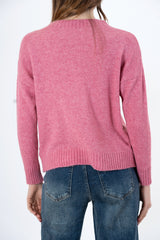 modella indossando Maglione girocollo con scritta “Bella e impossibile” in misto lana Made in Italy colore