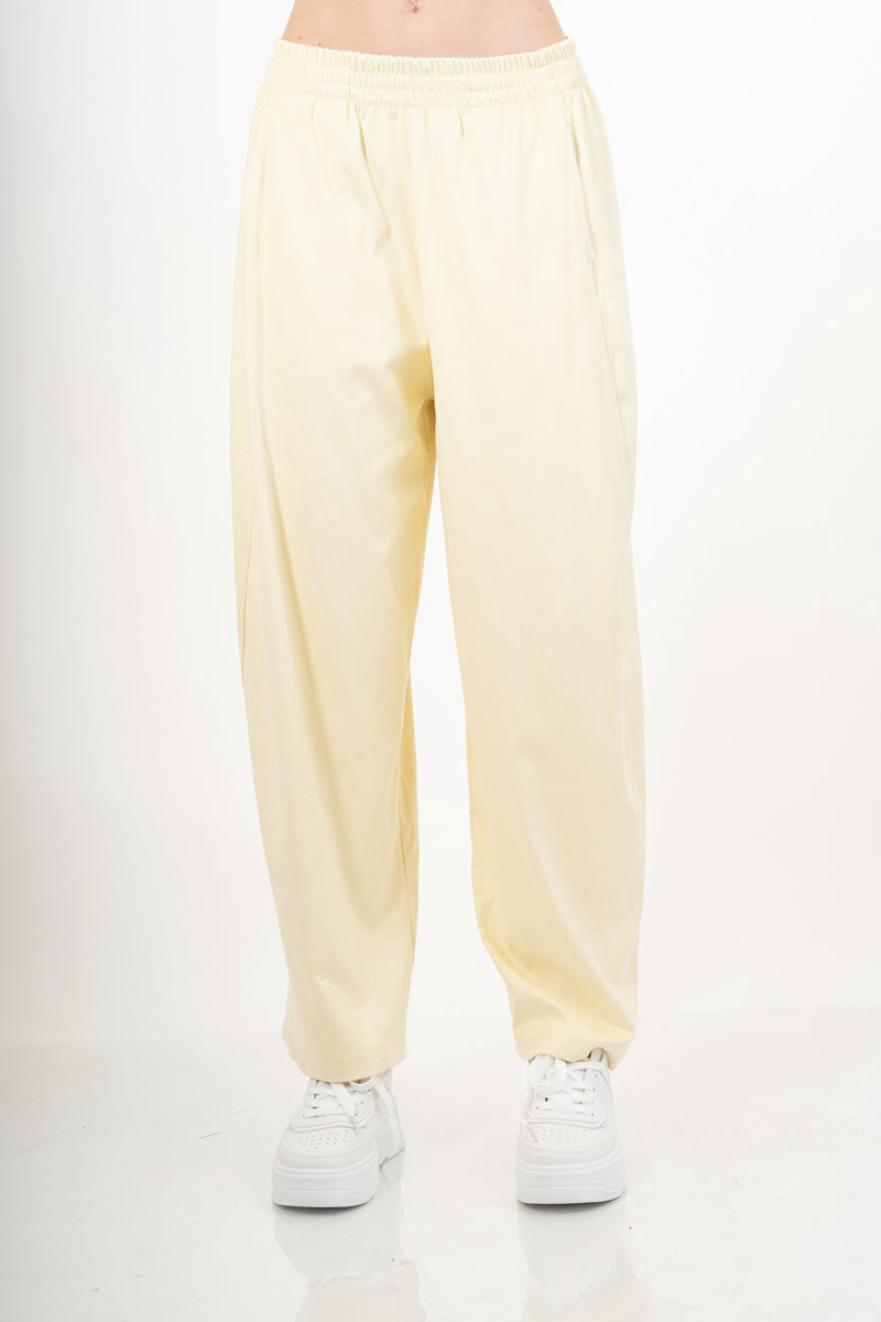 modella indossando Pantalone wide leg in tessuto effetto dainetto elasticizzato colore