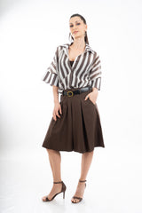 modella indossando Camicia corta a righe in tela velata misto tencel con manica ampia colore