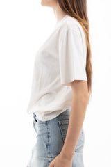 modella indossando T-shirt scritta “Meno male che siete perfette voi” colore