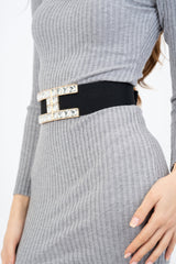 modella indossando Cintura elastica con fibbia gioiello borchiata colore