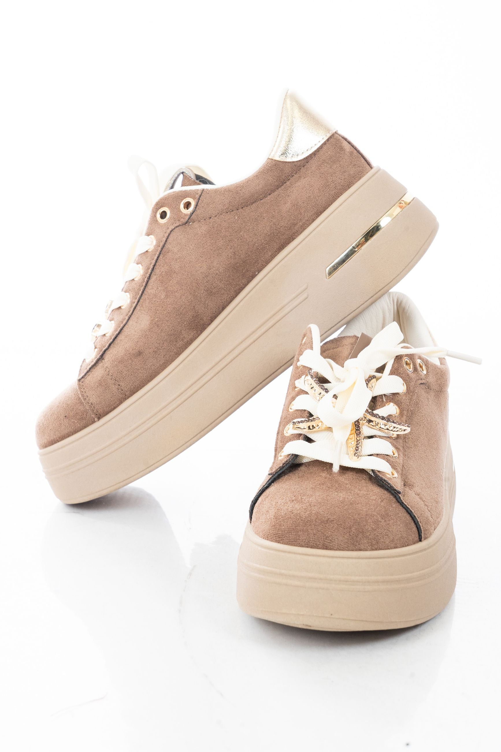 modella indossando Sneakers platform con charm gioiello removibile e suola alta Marrone colore Marrone